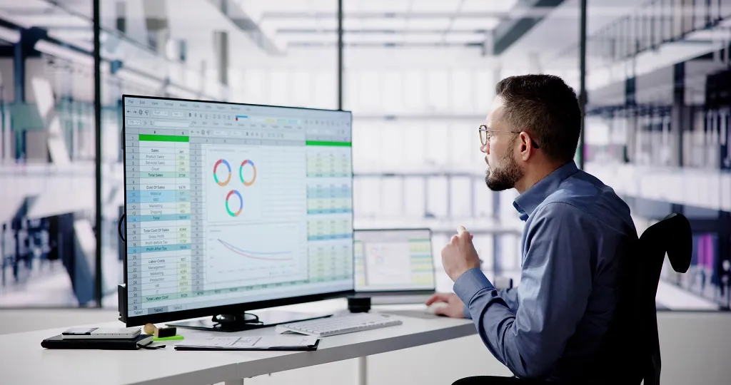 Financial data analyst job profile